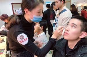 一堂真正听懂了的化妆课：工具、步骤、技巧全解析